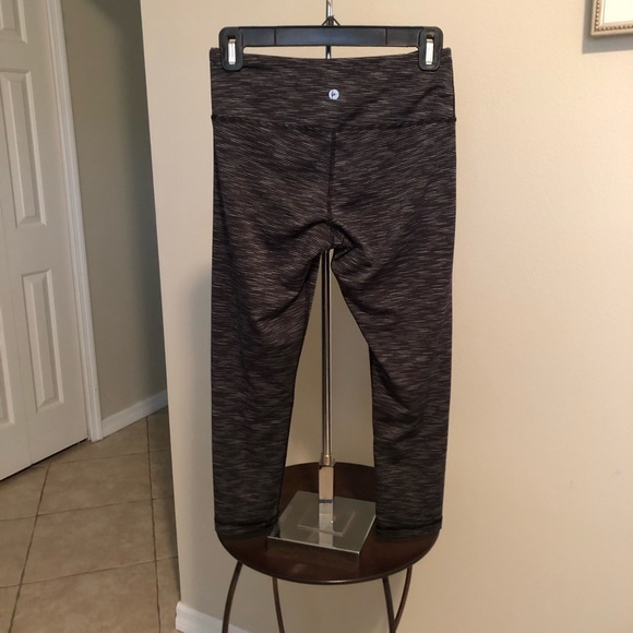 90 Degrees by Reflex S Cropped Yoga Pants / Leggings - Picture 2 of 7